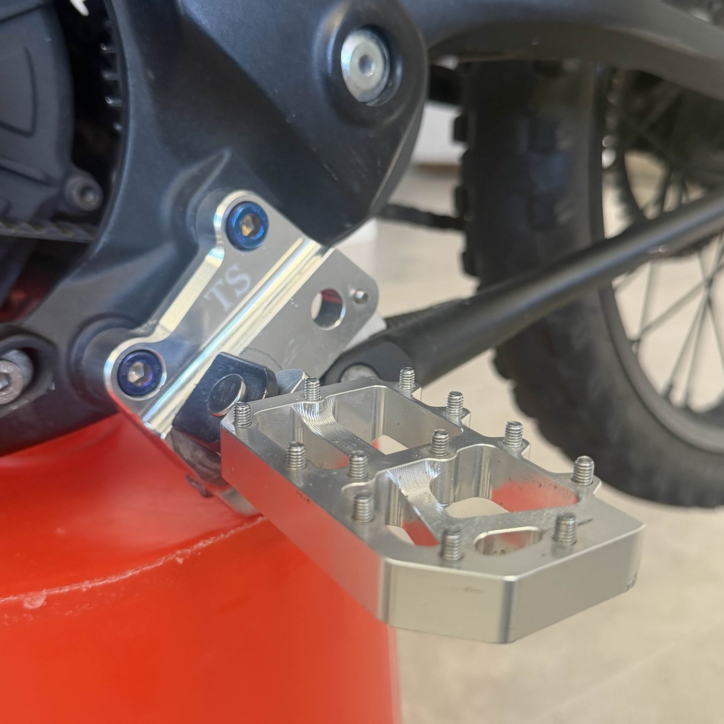 Talaria XXX Peg Bracket Titanium